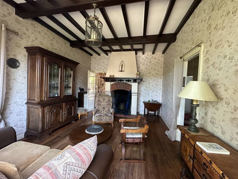 A vendre maison avec beau potentiel 